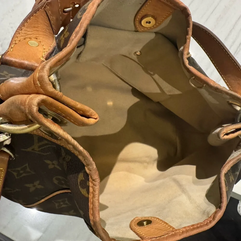 Louis Vuitton Galleria - Picture 14 of 16